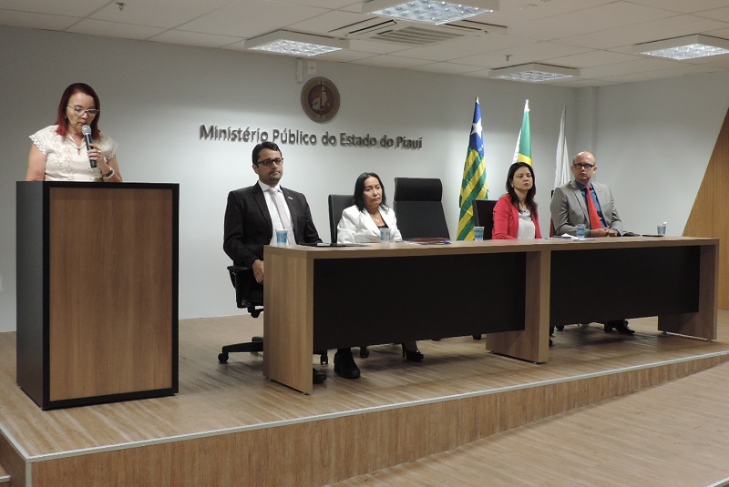 Procuradora Geral de Justiça em exercício falando junto 'a tribuna