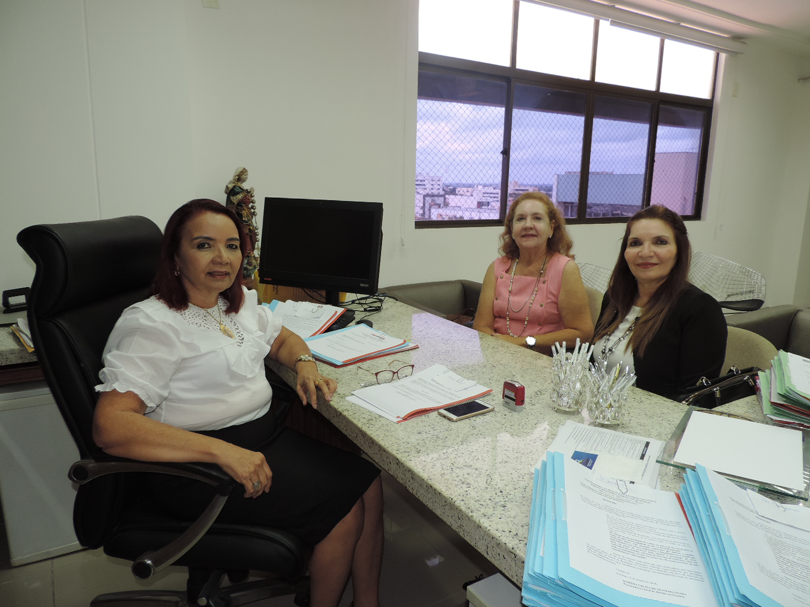Pessoas sentadas em uma mesa
