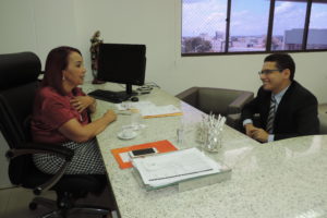 Duas pessoas sentadas em uma mesa