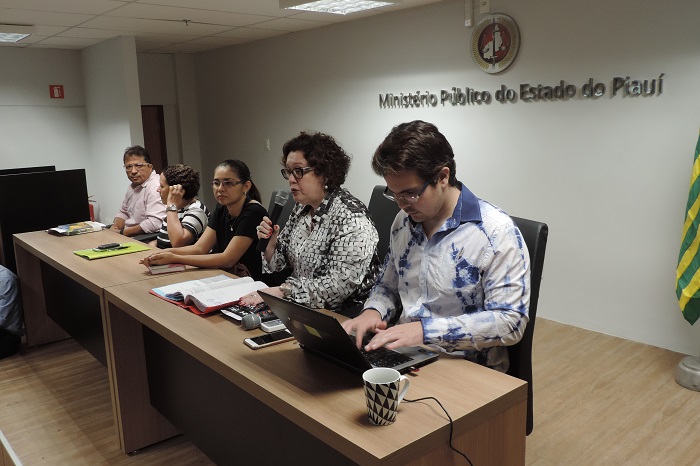 Pessoas sentadas em bancada 