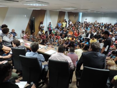 Pessoas sentadas em auditório durante audiência