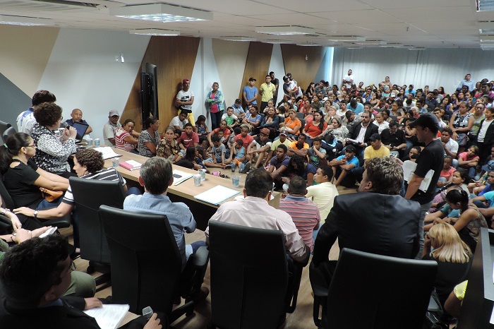 Pessoas sentadas em auditório durante audiência