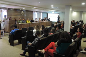 Pessoas sentadas em auditório