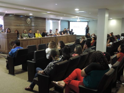Pessoas sentadas em auditório