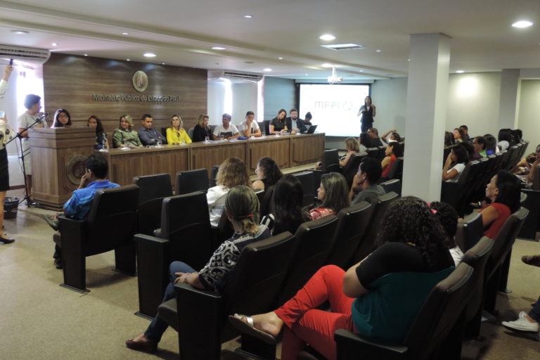 Pessoas sentadas em auditório