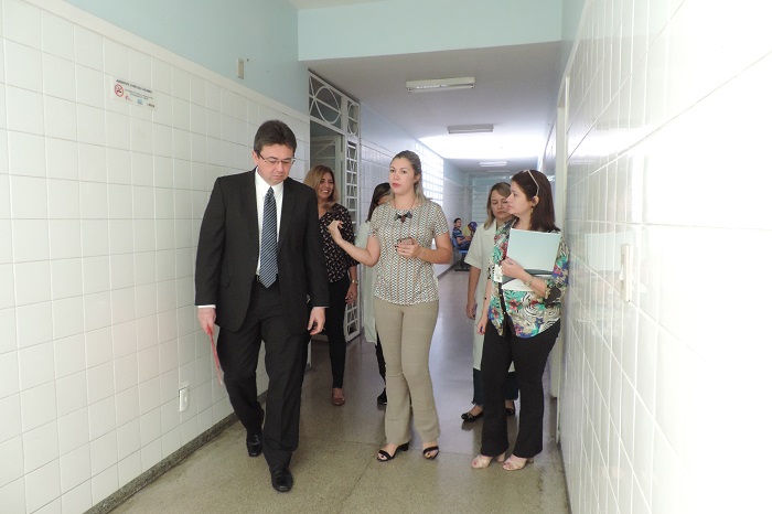 Pessoas caminhando no corredor 