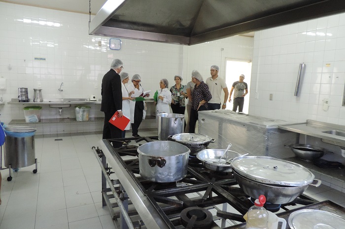 Pessoas numa cozinha observando 