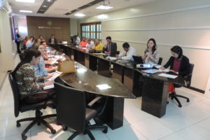 Pessoas sentadas em volta de uma mesa
