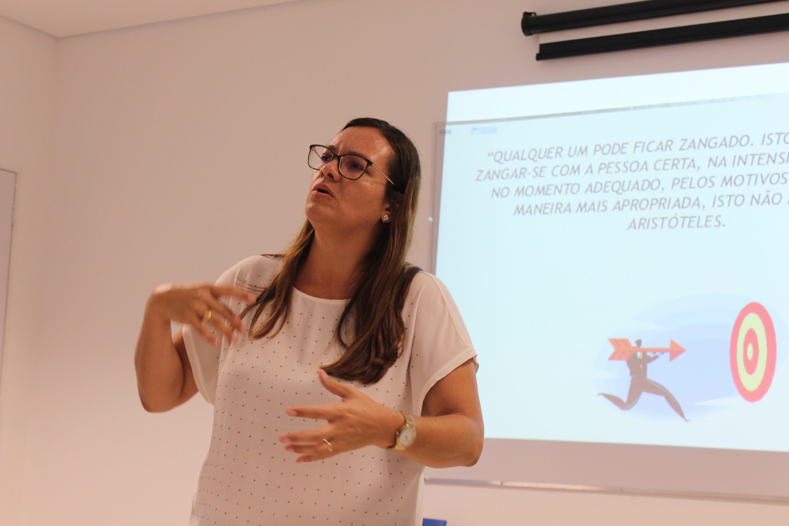 Pessoa de pé falando e gesticulando 