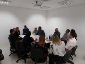 Pessoas sentadas em volta de uma mesa