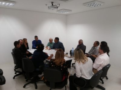 Pessoas sentadas em volta de uma mesa