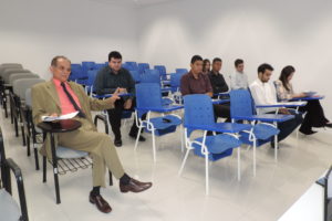 Pessoas sentadas em sala de aula