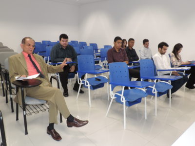 Pessoas sentadas em sala de aula