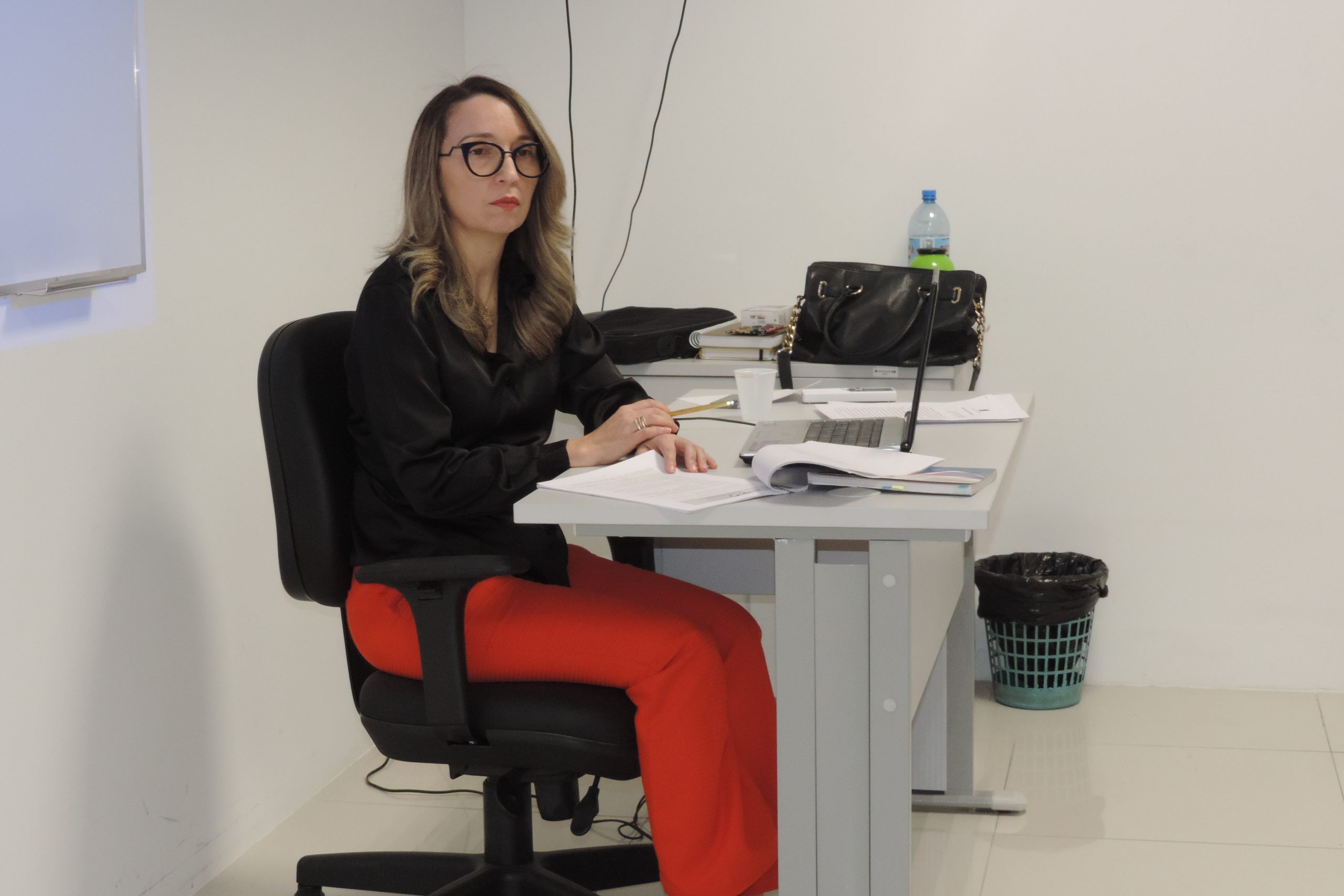 mulher sentada em uma mesa 