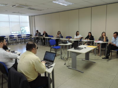 Pessoas sentadas