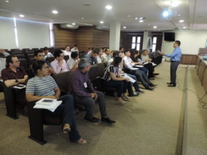 Pessoas sentadas em auditório