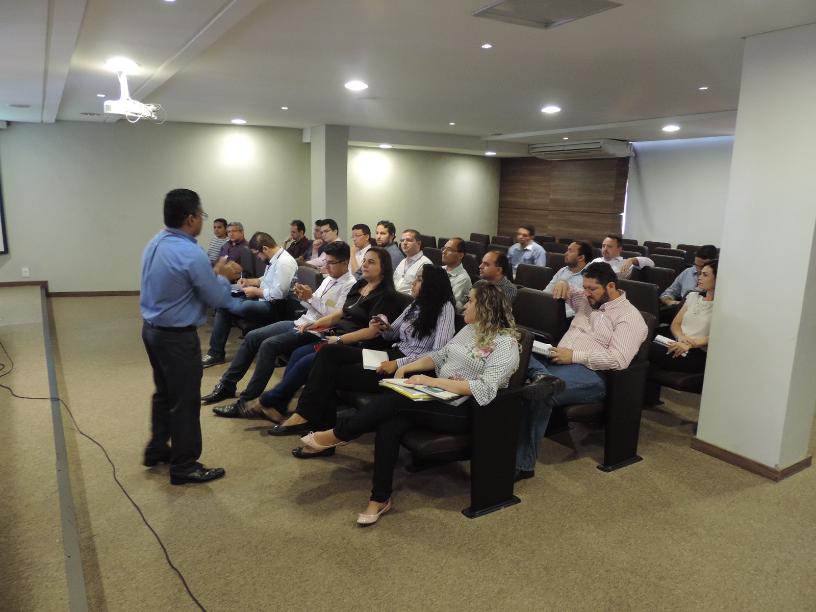 Pessoas sentadas em auditório 