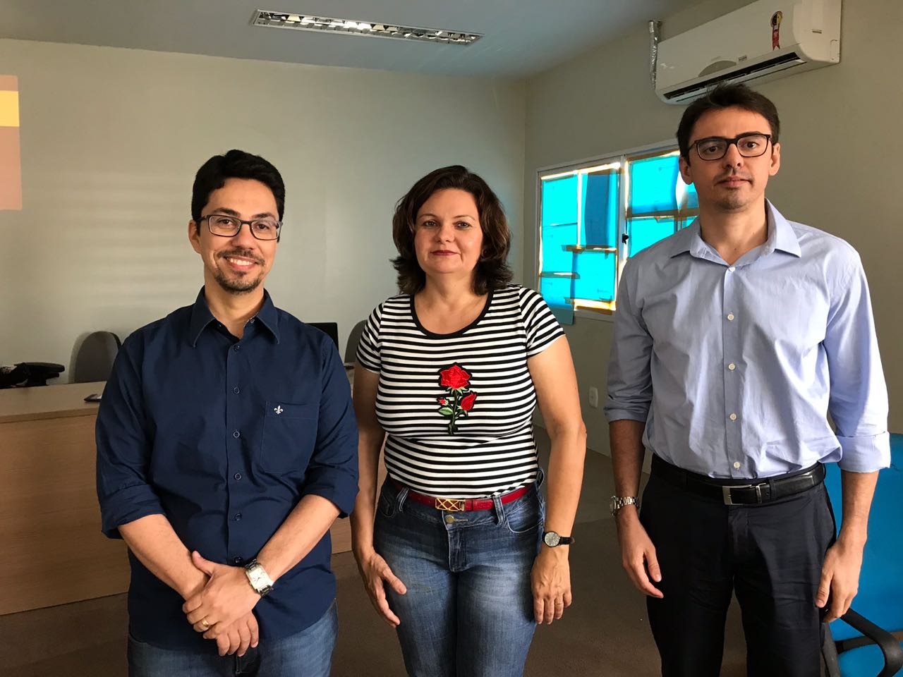 O Promotor de Justiça posa de pé com dois representantes da SASC