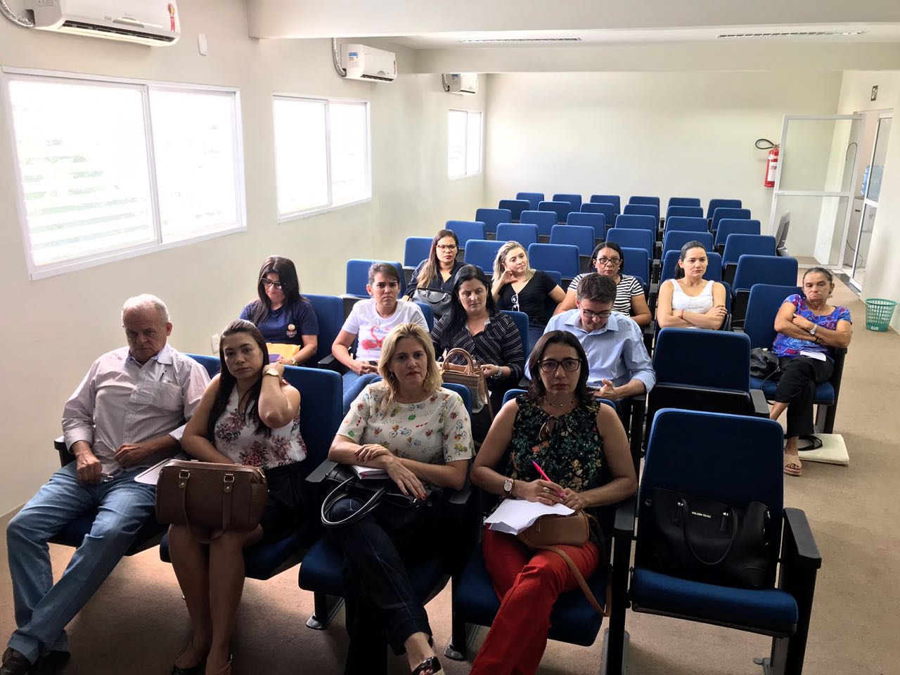 Público na reunião