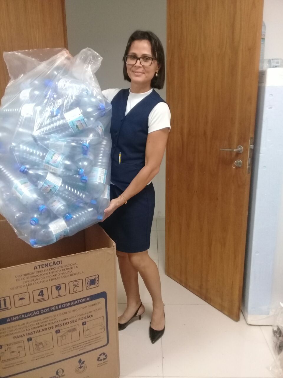 Servidora do Ministério Público junta garrafas recicláveis 