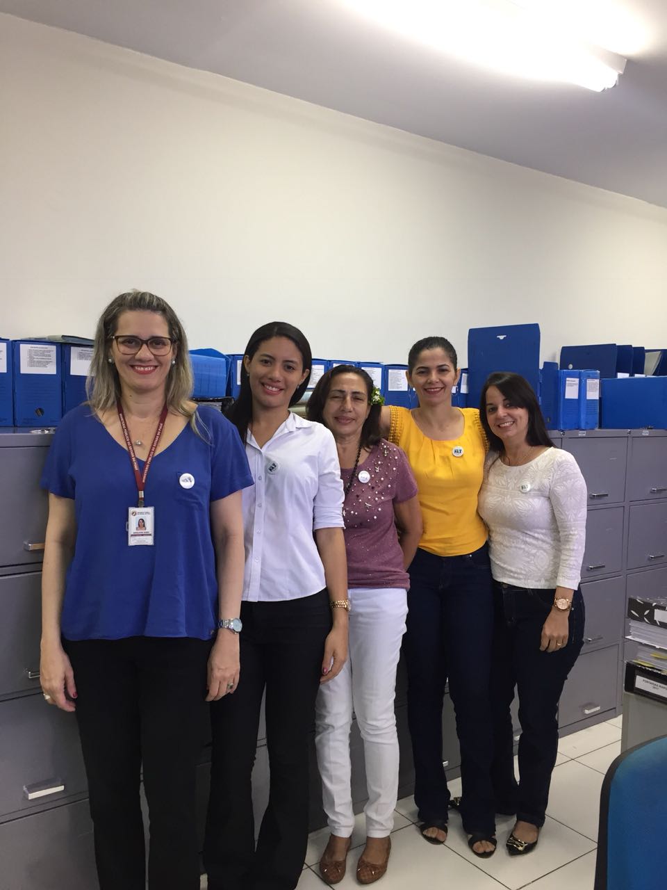 Pessoas sorrindo de pé 