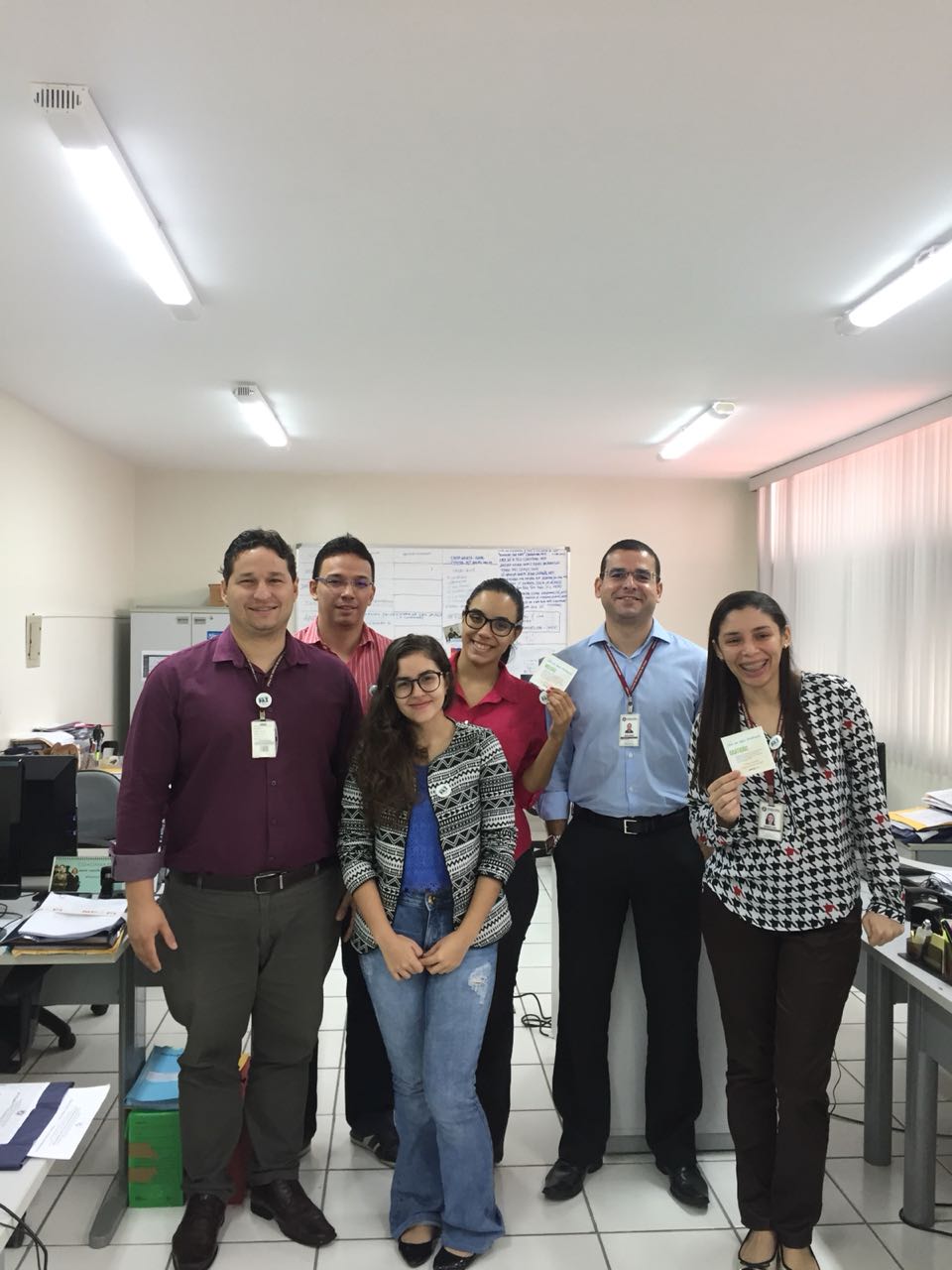 pessoas de pé sorrindo
