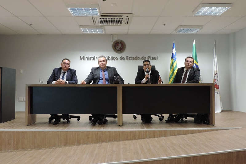 Mesa de honra com palestrantes