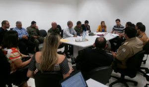 Pessoas reunidas em uma sala