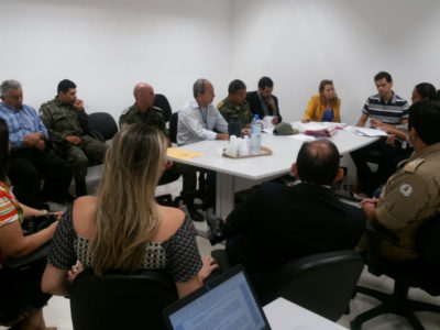 Pessoas reunidas em uma sala