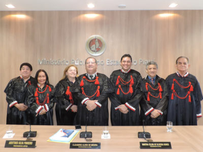 pessoas de pé sorrindo para fotografia. As pessoas estão vestida com veste de conselheiros do Conselho Superior