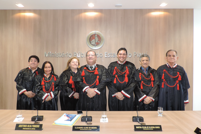 pessoas de pé sorrindo para fotografia. As pessoas estão vestida com veste de conselheiros do Conselho Superior