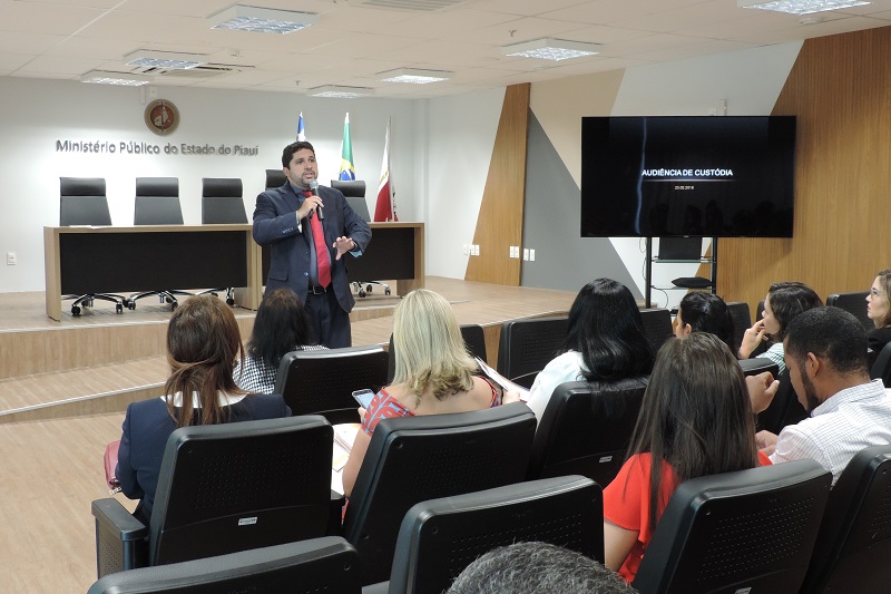 Promotor de Justiça Paulo Rubens ministrando pakestra