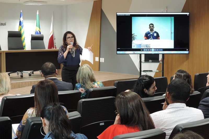 Promotora de Justiça Luzijones Carvalho ministrando palestra