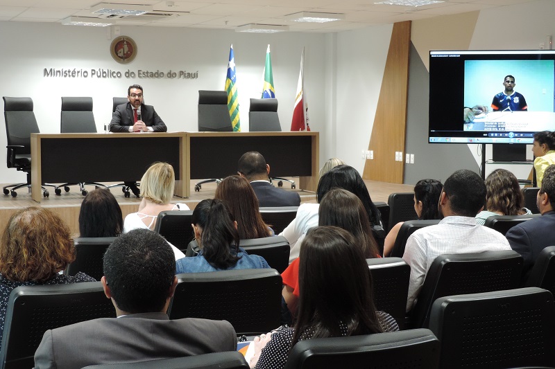 Promotor de Justiça Ari Martins proferindo palestra