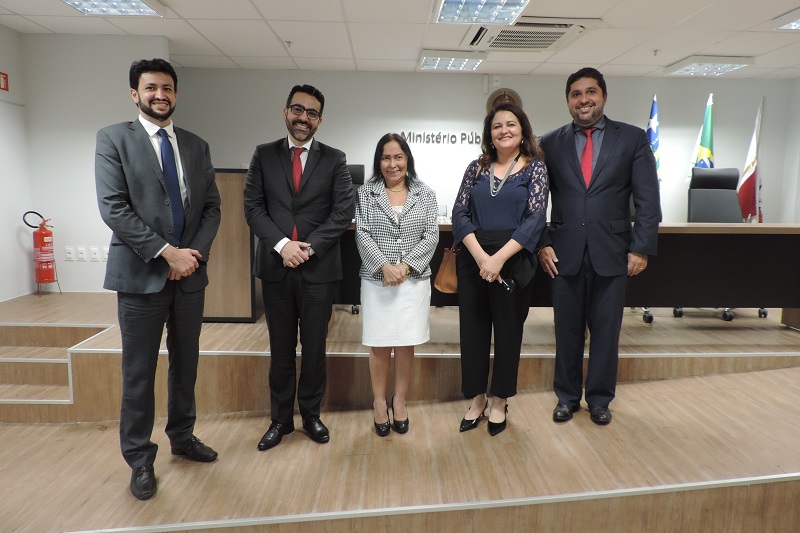 Os Promotores de Justiça que capitanearam a oficina receberam certificados das mãos da Diretora-Geral do CEAF, Procuradora Teresinha Marques, e do coordenador do CAOCRIM, Promotor de Justiça Sinobilino Pinheiro.