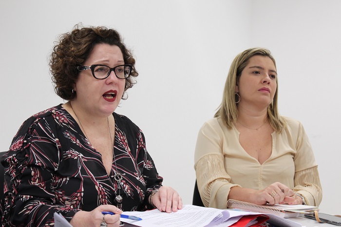 Duas mulheres sentadas em uma mesa 