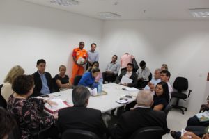 Pessoas sentadas em volta de uma mesa
