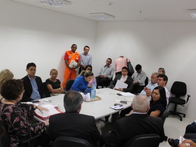 Pessoas sentadas em volta de uma mesa