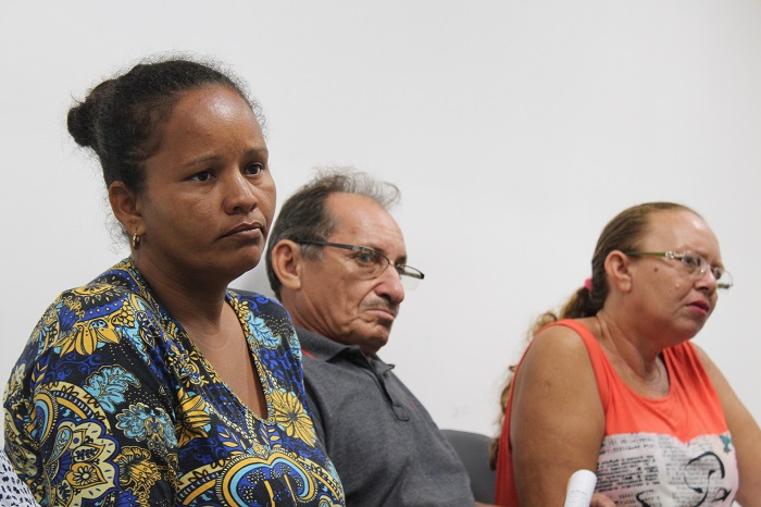 Pessoas sentadas 