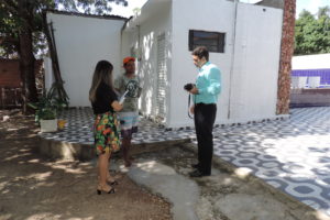 Pessoas de pé conversando