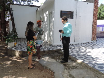 Pessoas de pé conversando
