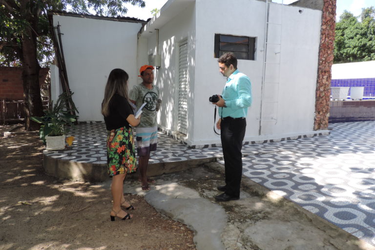 Pessoas de pé conversando