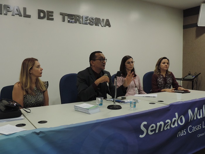 Pessoas sentadas em uma banda 