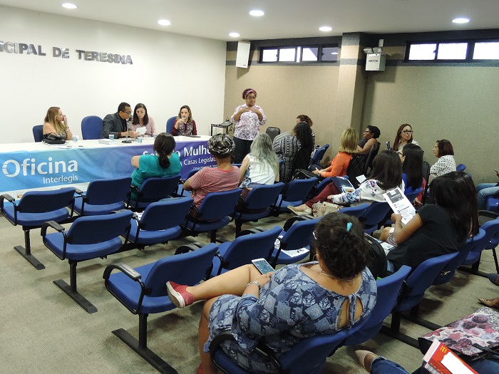 Pessoas sentadas em auditório 