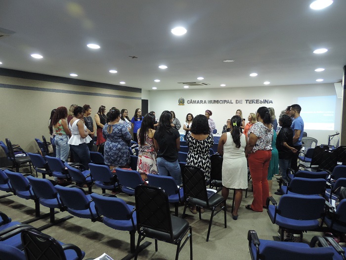 Pessoas de pé em forma de uma roda 