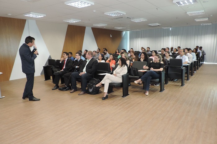 Pessoas sentadas em auditório