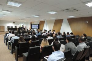Pessoas sentadas em auditório