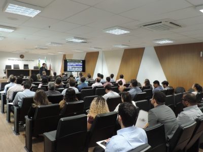 Pessoas sentadas em auditório