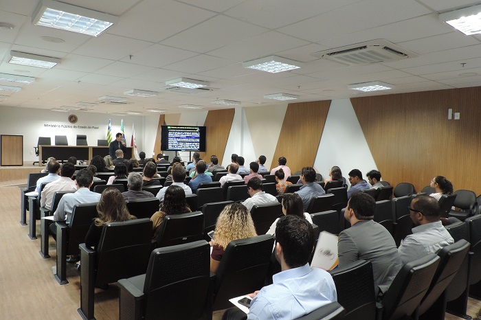 Pessoas sentadas em auditório