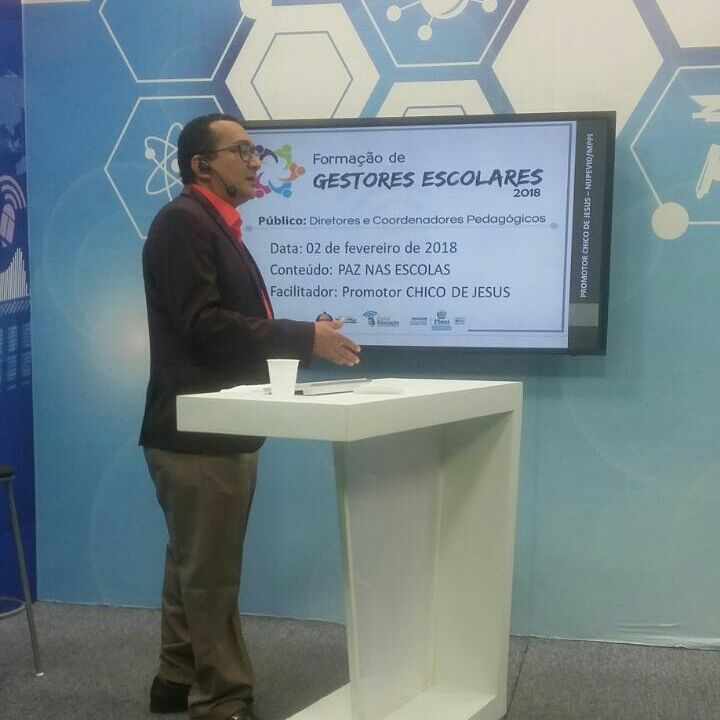 Homem de pé falando 